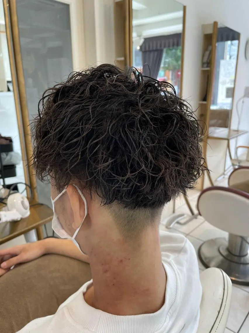 ショート パーマ メンズ メンズパーマ ツイストスパイラルパーマ スパイラルパーマ 保住 亮太のヘアスタイル