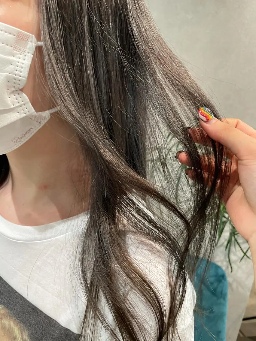 ロング カラー ブリーチ 透明感カラー シルバー ヘアカラー ナチュラル透明感🌱 小山美樹子のヘアスタイル
