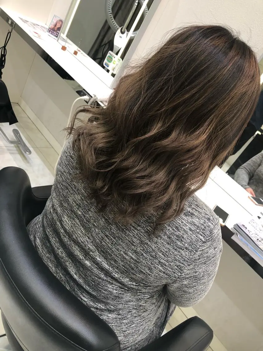 セミロング ハイライト 岸 保奈美のヘアスタイル