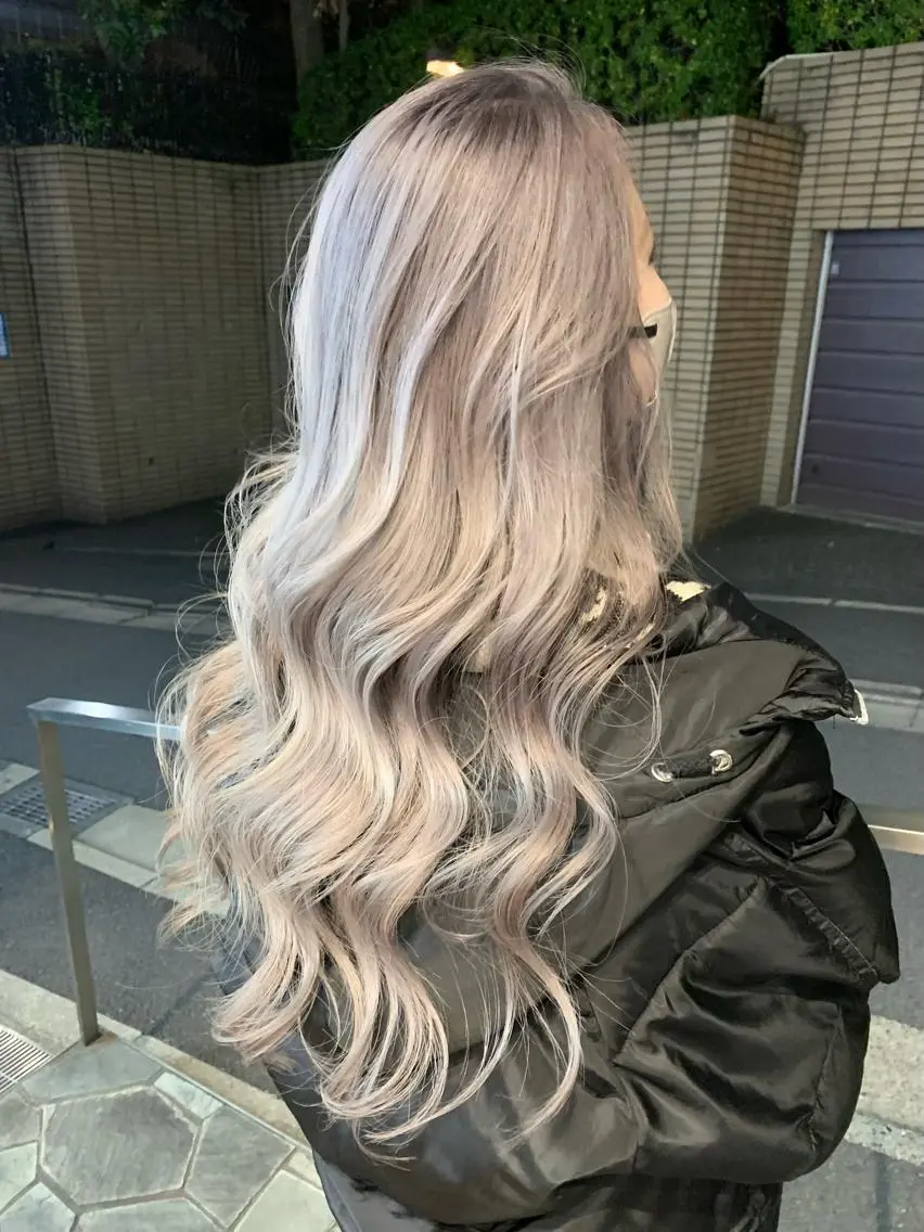 ロング カラー バレイヤージュ ベージュカラー グラデーションカラー ハイライトカラー くせ毛 阿部 圭悟のヘアスタイル