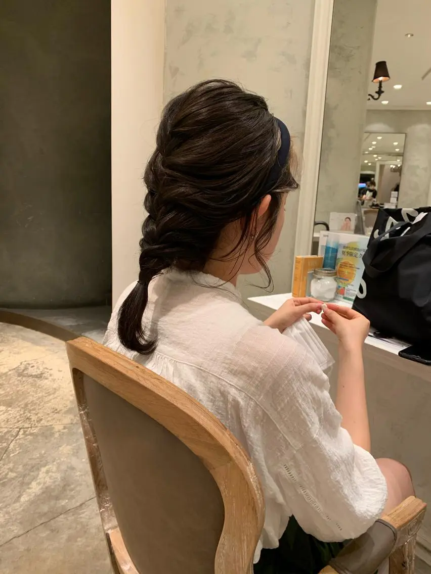 ロング ヘアアレンジ SAKINO ベージュカラーのヘアスタイル