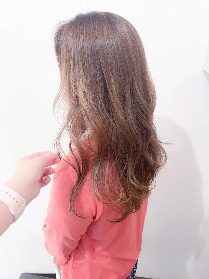 ロング カラー ベージュカラー ハイライトカラー ミルクティーベージュ ハイライト ロング ヘアカラー トリートメント ヘッドスパ ✨カラー支持No.1 🧸ワキ カナコ🧸のヘアスタイル