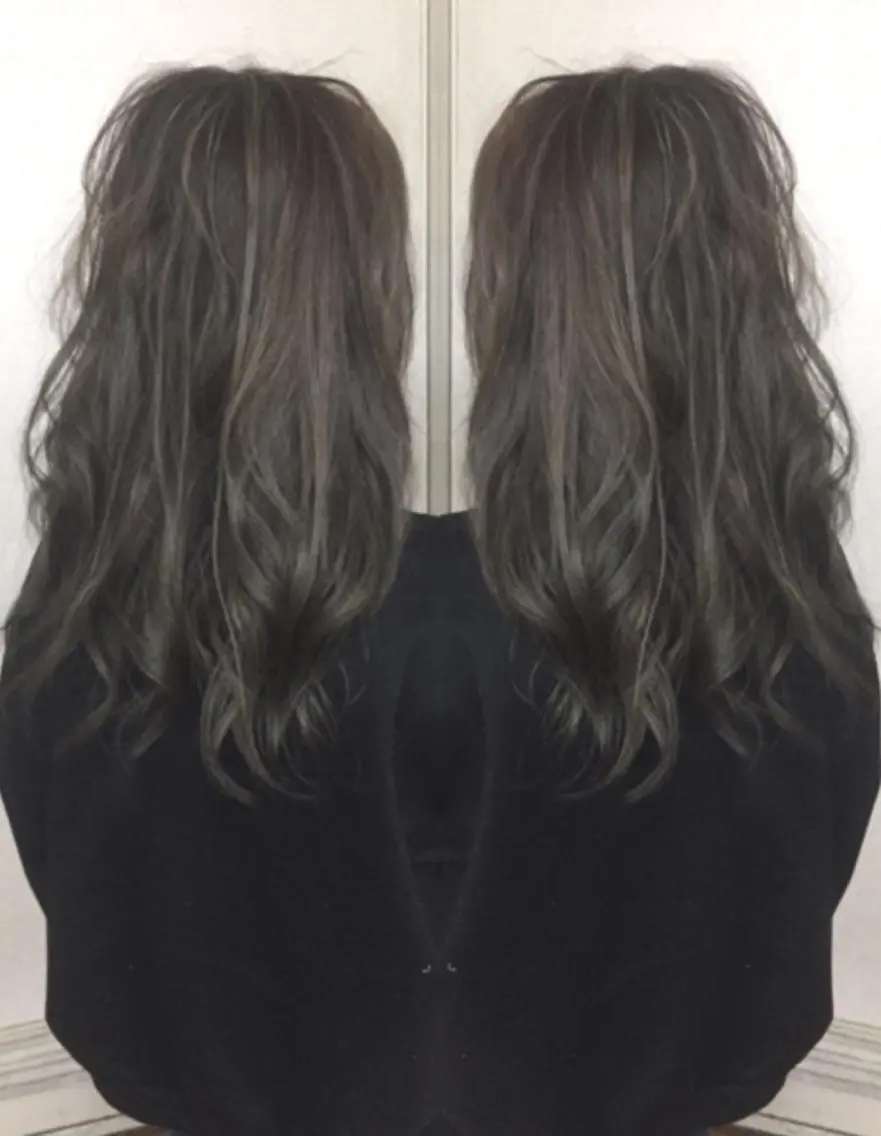ロング カラー ヘアアレンジ アッシュ バレイヤージュ グラデーションカラー ハイライトカラー シルバー ヘアカラー 三輪 太一のヘアスタイル