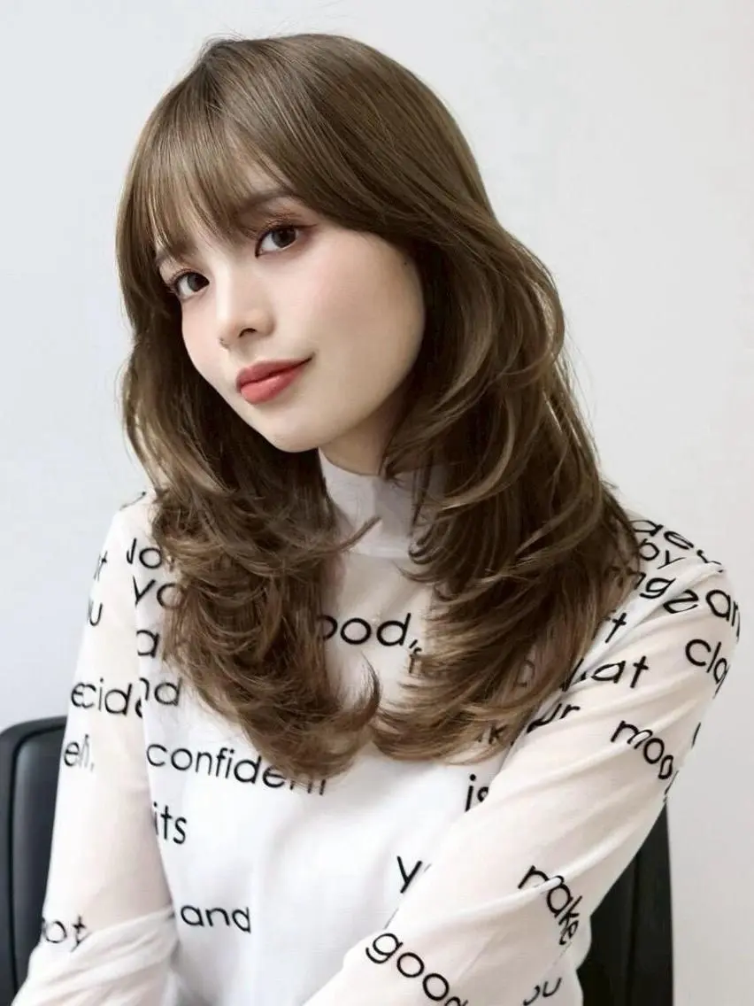 セミロング 岩戸優奈💗盛れる 前髪/透明感カラーのヘアスタイル