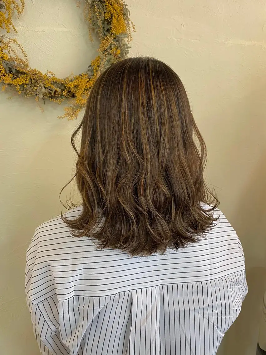 セミロング カラー ハイライトカラー ハイライト カット ヘアカラー トリートメント ENIF ヤマグチアツコのヘアスタイル