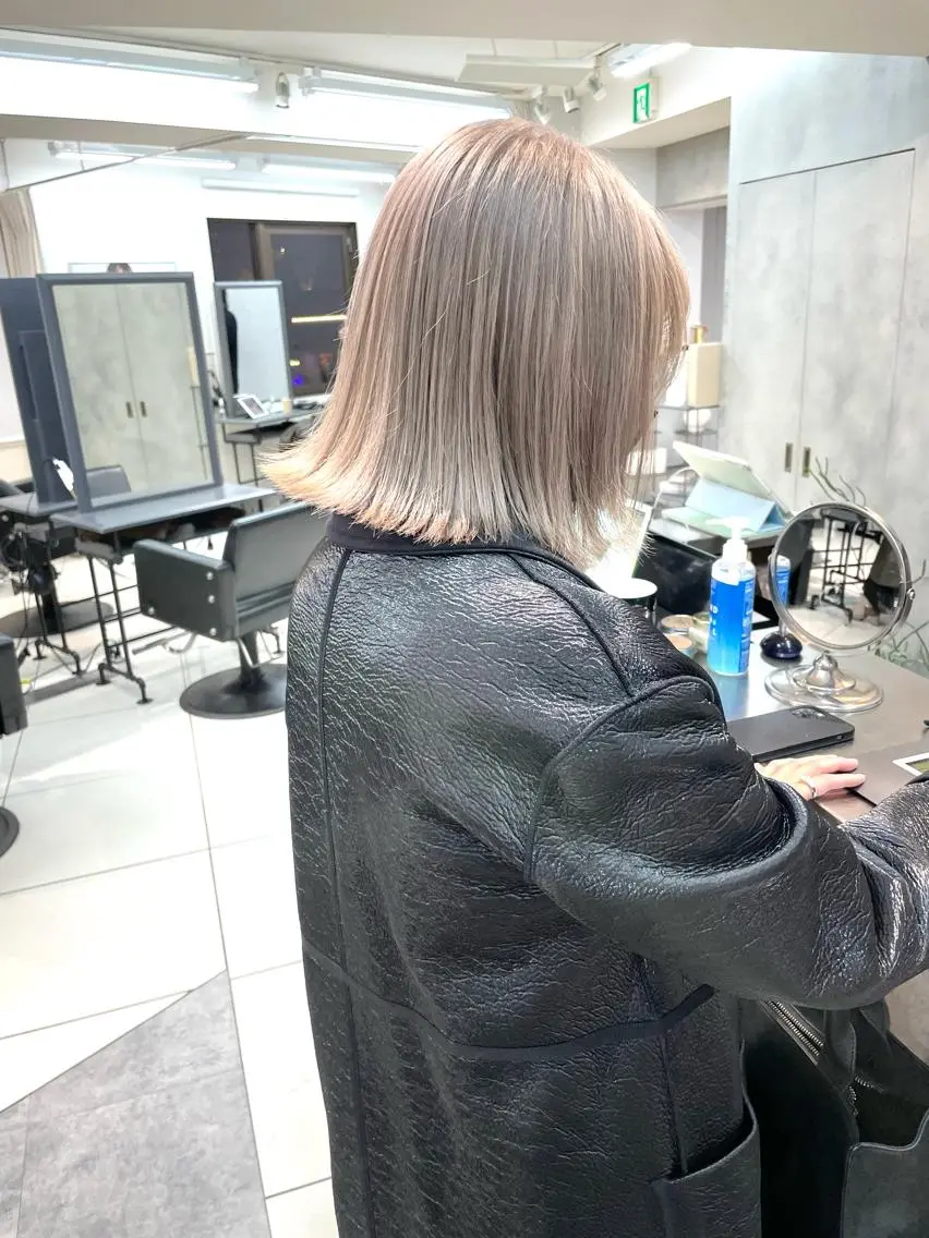 ミディアム カラー ボブ/透明感ベージュ 🫧クルミ🌟のヘアスタイル