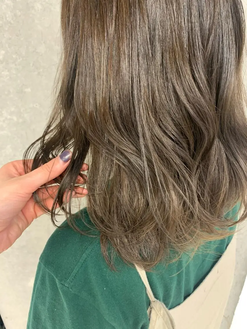 ミディアム カラー ベージュカラー オリーブベージュ 梅本 有希のヘアスタイル
