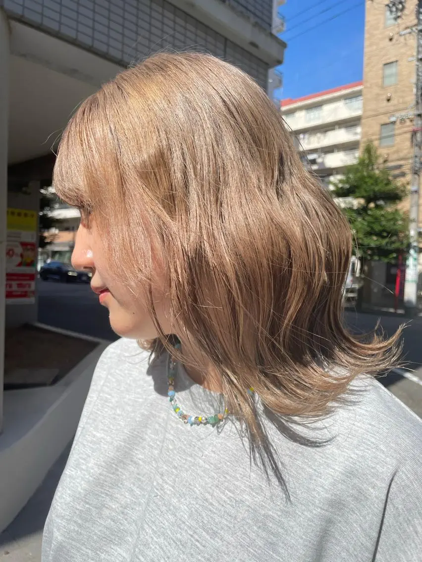 ミディアム カラー ベージュカラー ブリーチ ミルクティーベージュ monami 山本華菜のヘアスタイル