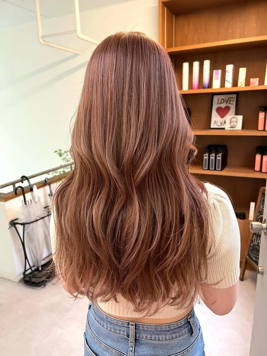 ロング カラー ベージュカラー ブリーチ ピンクカラー ピンクベージュ Ami ケアブリーチ/表参道のヘアスタイル
