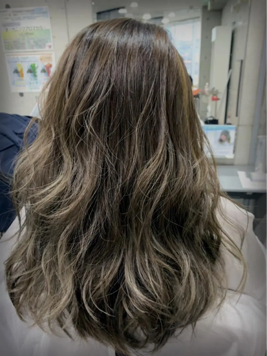ミディアム カラー ブリーチ ハイライトカラー ハイライト 小林 美央のヘアスタイル