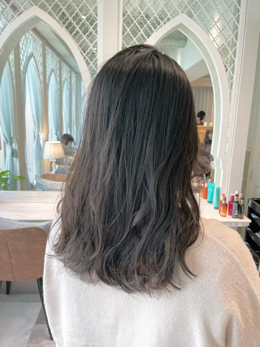 カラー ベージュカラー 黒髪 ブリーチ ブルーカラー ブルーブラック ヘアカラー 木屋元一/透明感 /前髪/レイヤーのヘアスタイル