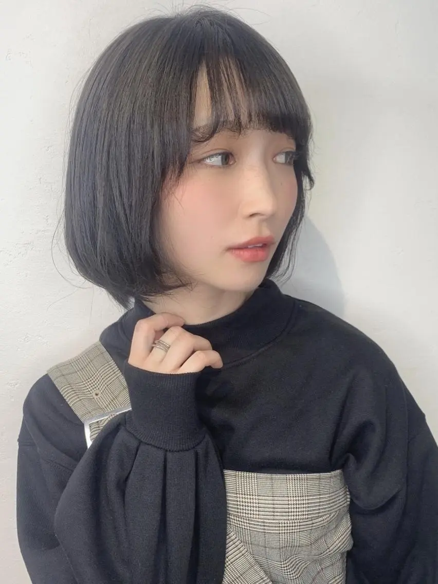 ショート 前下がりボブ ボブ 斜めバング 外国人風カラー 伸ばしかけ ＿WHITE鳳店 アンダーバーホワイトのヘアスタイル