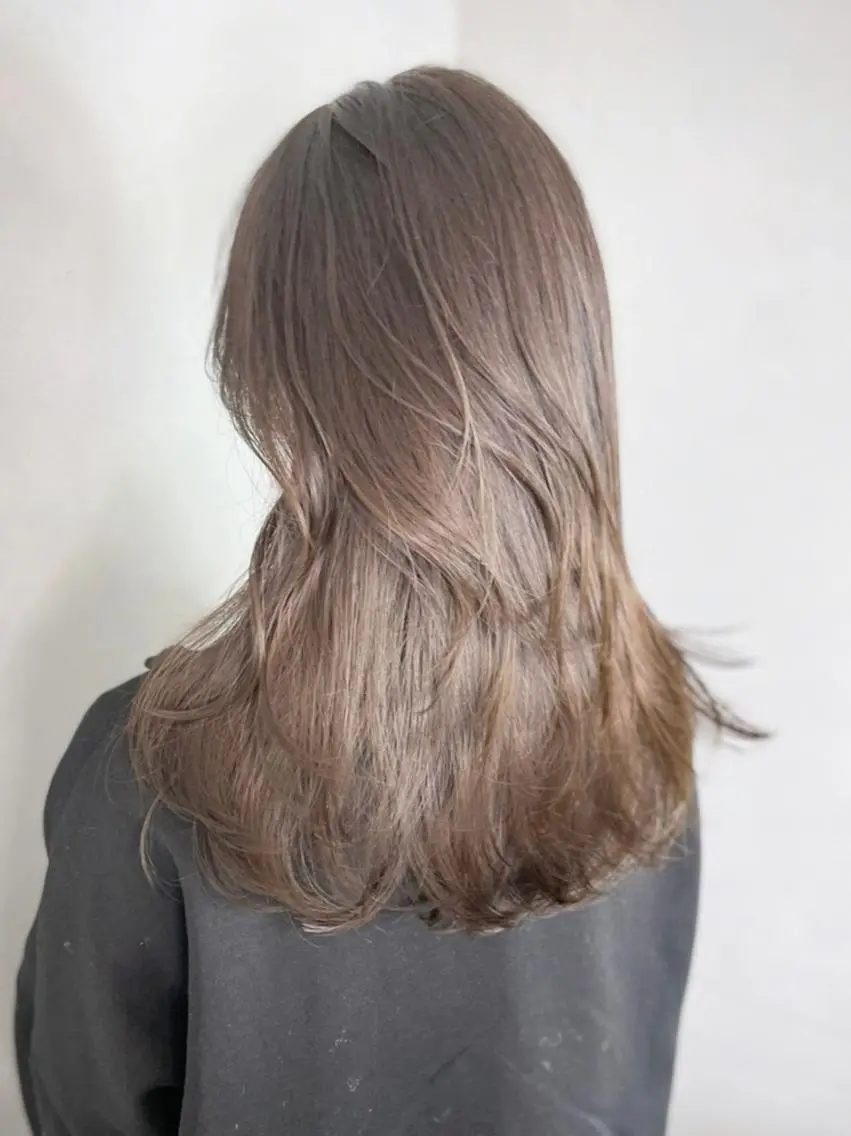 ミディアム カラー グレージュ レイヤーカット カット ヘアカラー トリートメント ITbyALBUM 藤沢店のヘアスタイル