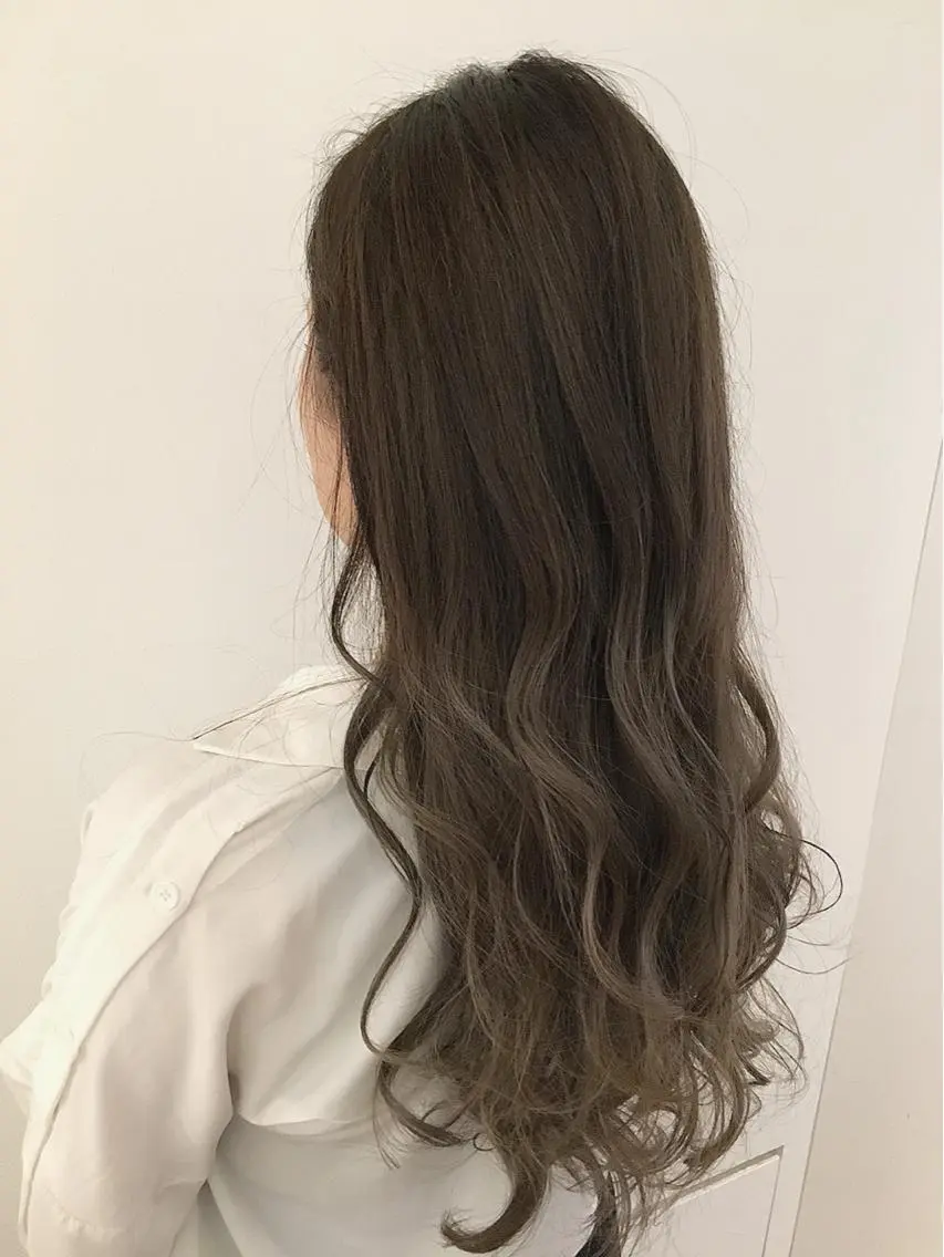 カラー アッシュ 透明感カラー グラデーションカラー グレージュ ハイライトカラー レイヤーカット 早崎太生のヘアスタイル