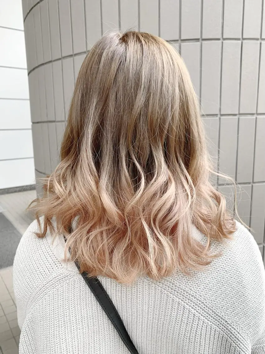 セミロング カラー グラデーションカラー Zina天王寺 CHIAKIのヘアスタイル