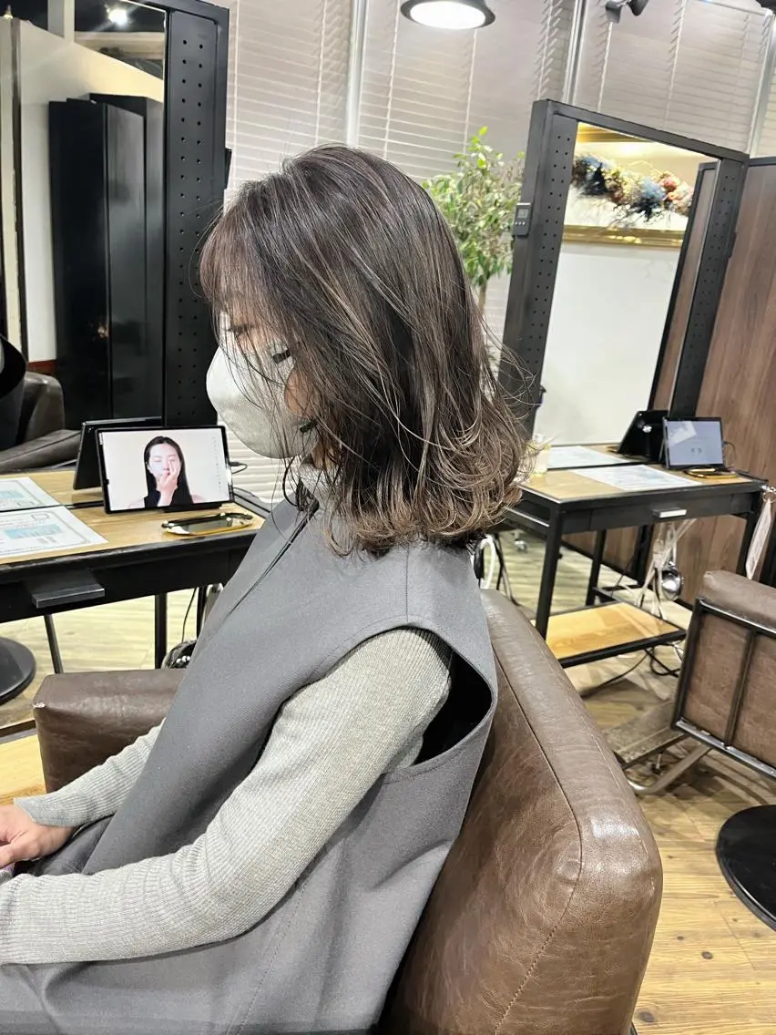 ミディアム カラー グレージュ ハイライトカラー ハイライト ヘアカラー トリートメント ミルクティーベージュ ブリーチ 店長 清水のヘアスタイル