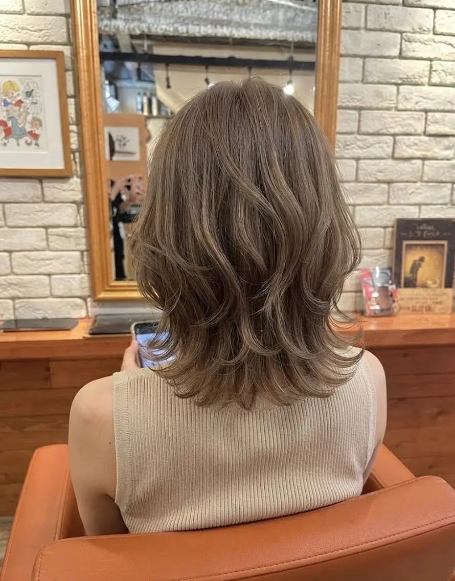 ミディアム カラー くびれヘア 顔周りカット レイヤーカット 外ハネヘア カット ヘアカラー トリートメント flencia 丸 和博|カットのヘアスタイル