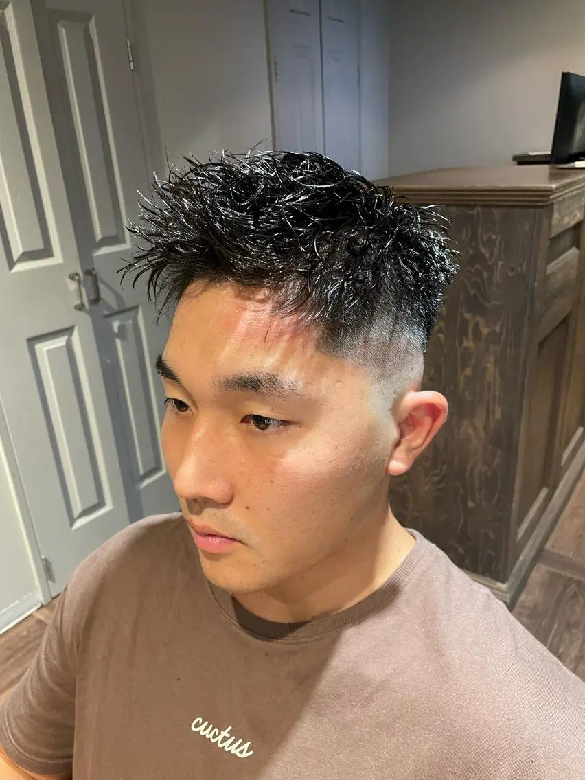 ショート パーマ メンズ フェードカット スキンフェード カット パーマ 村上 翔平のヘアスタイル