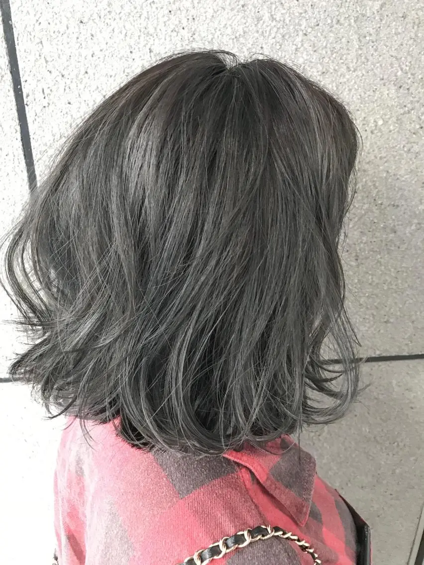 ショート カラー ブリーチ グレージュ ハイライトカラー シルバー シルバーグレージュ ヘアカラー BOX mico.のヘアスタイル