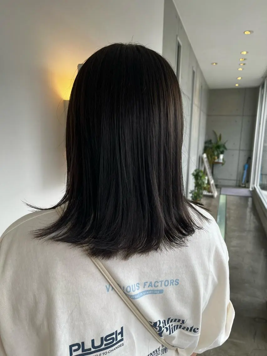 ミディアム アッシュ おせ ちさとのヘアスタイル