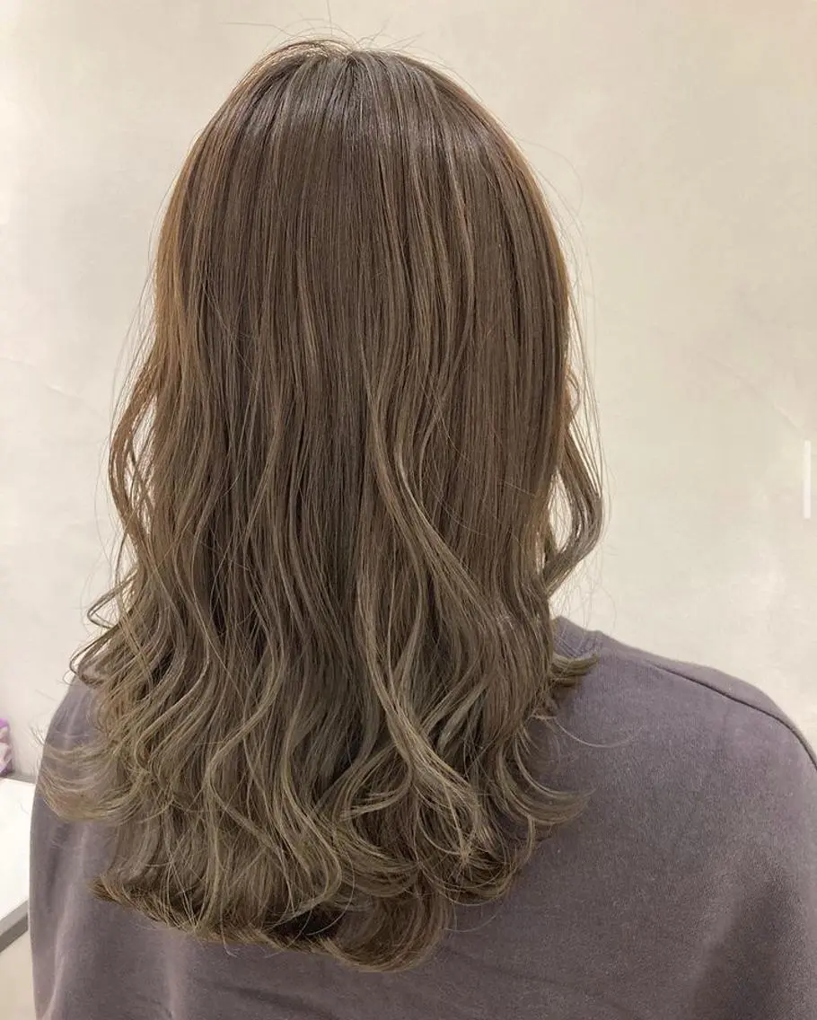 ロング カラー ヘアアレンジ ブリーチ 透明感カラー グラデーションカラー グレージュ エグチ アキラのヘアスタイル