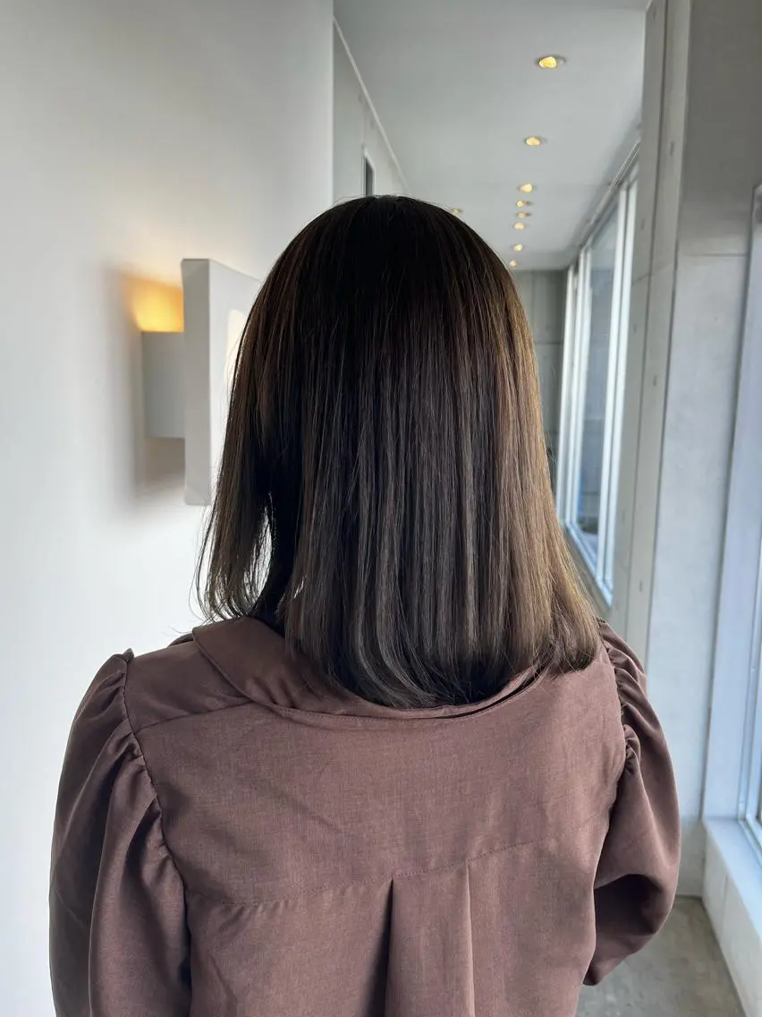 ミディアム アッシュ おせ ちさとのヘアスタイル