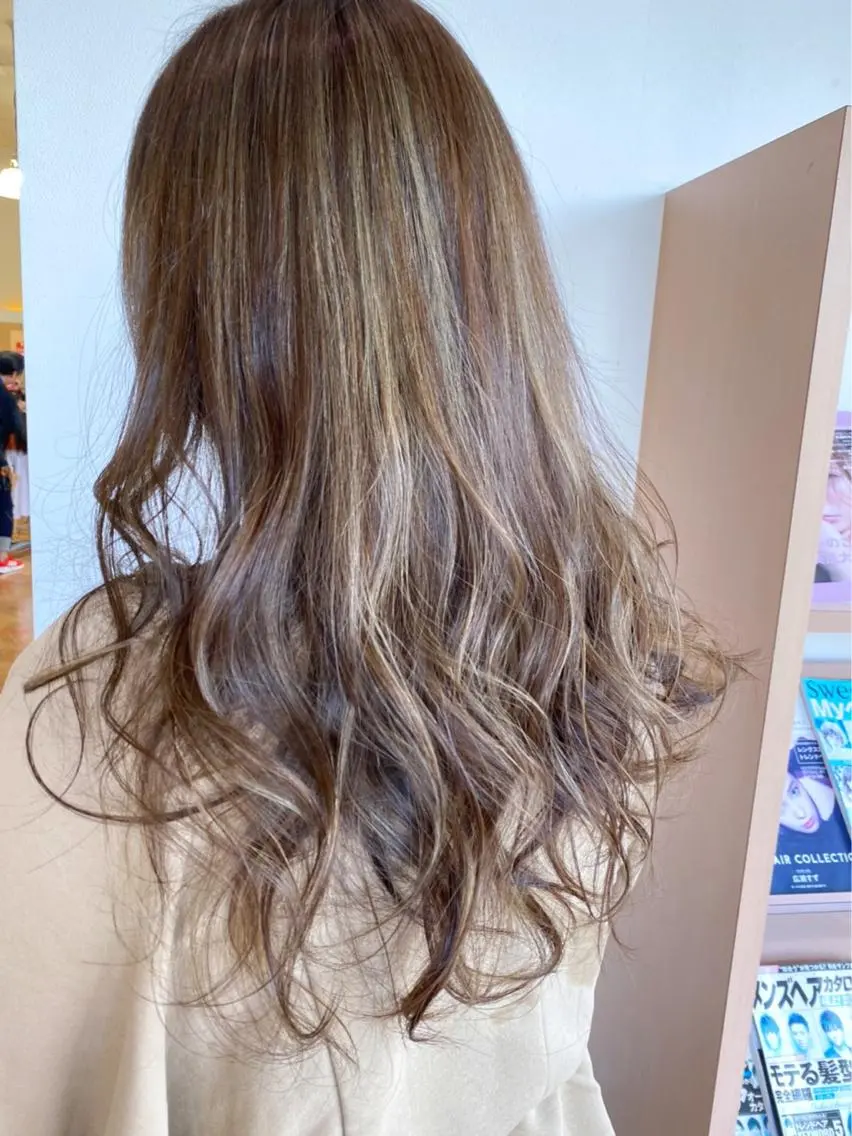 ロング ハイライト ヘアカラー トリートメント karen ☺︎のヘアスタイル