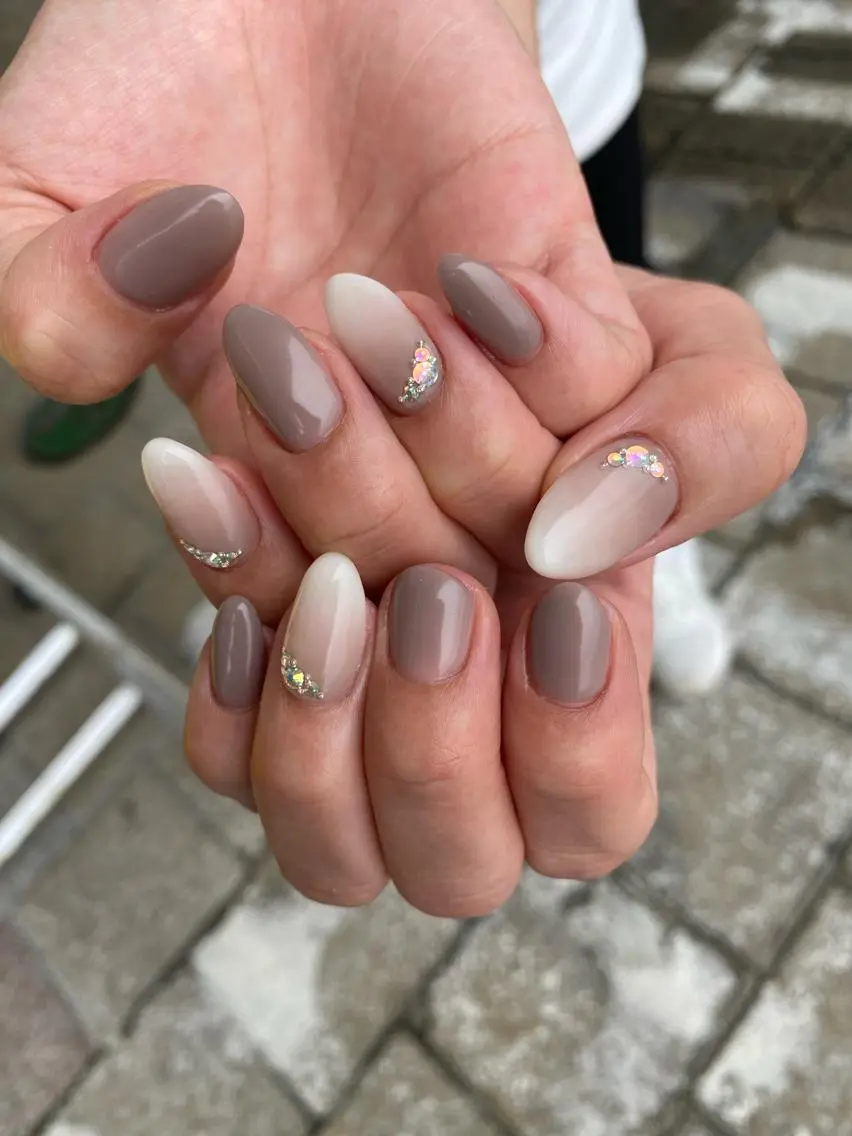 ネイル グラデーション ストーンネイル ハンドネイル nailsalon ∞ ﾐｶﾅﾙ ∞のネイルデザイン