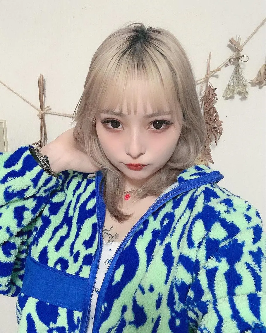 ミディアム カラー 透明感ハイトーン🦄 キラ🌈のヘアスタイル