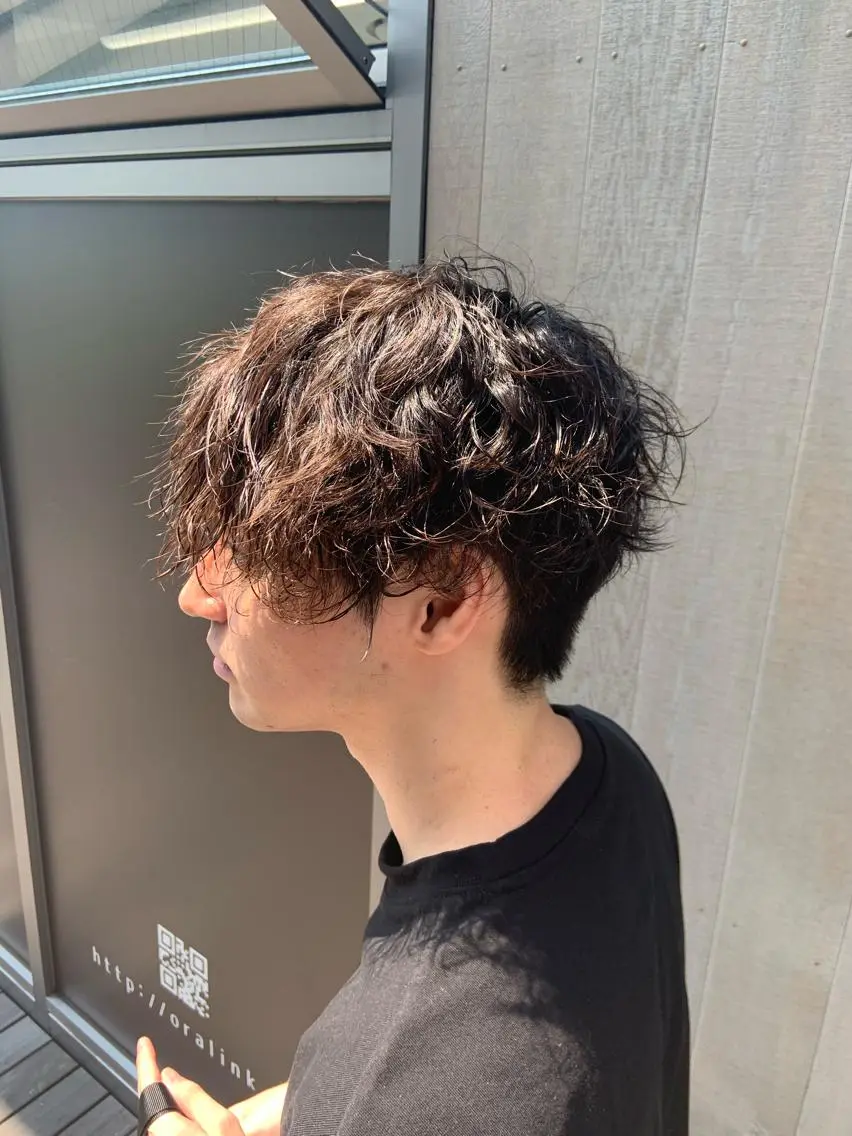ショート カラー パーマ メンズ メンズパーマ メンズツイストパーマ ツイストパーマ カット ヘアカラー トリートメント ハイトーンカラー🤍 山下 優華のヘアスタイル