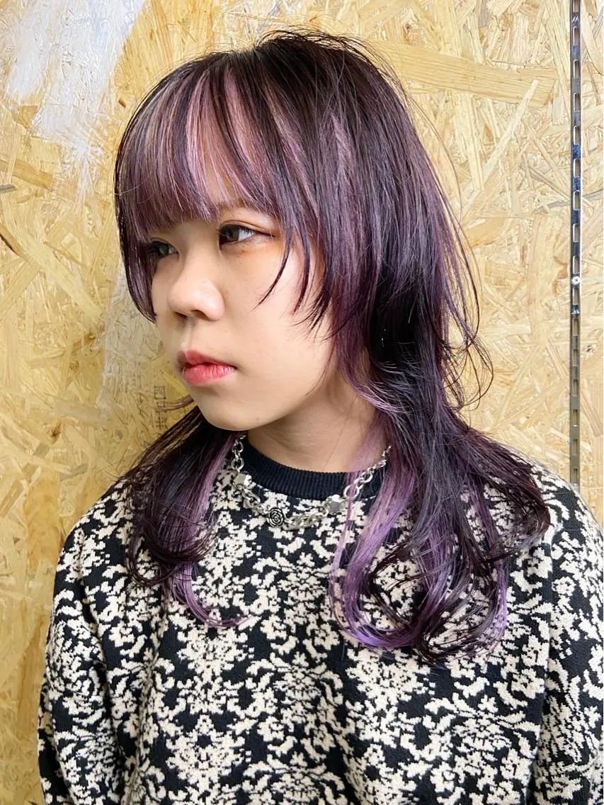 ミディアム カラー インナーカラー バイオレットカラー ウルフカット カット ヘアカラー トリートメント ブリーチ🫴 ボブ✍️レイヤーのヘアスタイル