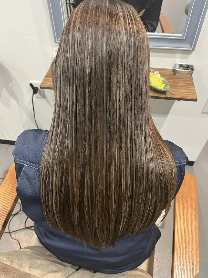 ロング ハイライト 川尻 詩織のヘアスタイル