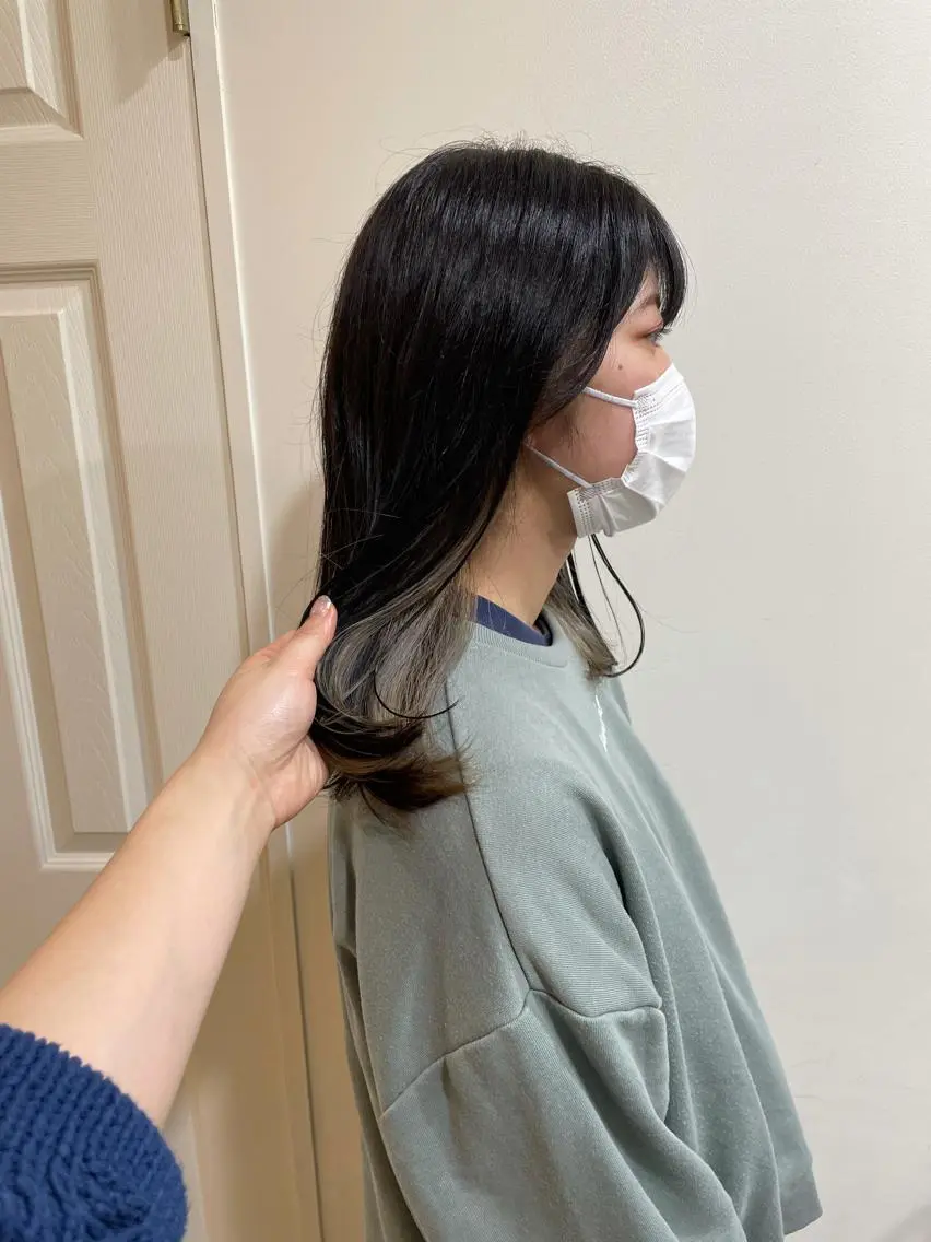 ミディアム カラー ブリーチ インナーカラー シルバー ヘアカラー トリートメント MIOベージュカラー 柔らかいカラーのヘアスタイル