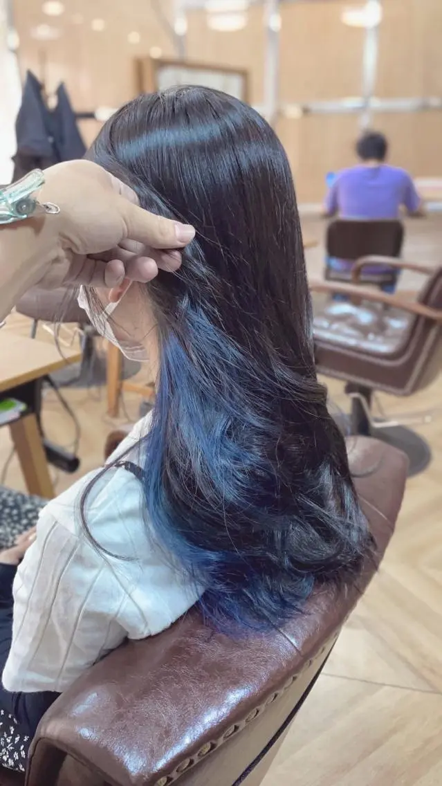 セミロング カラー アディクシーカラー ブリーチ ブルーカラー ブルージュ ケアブリーチ ヘアカラー 菊池 貢平のヘアスタイル