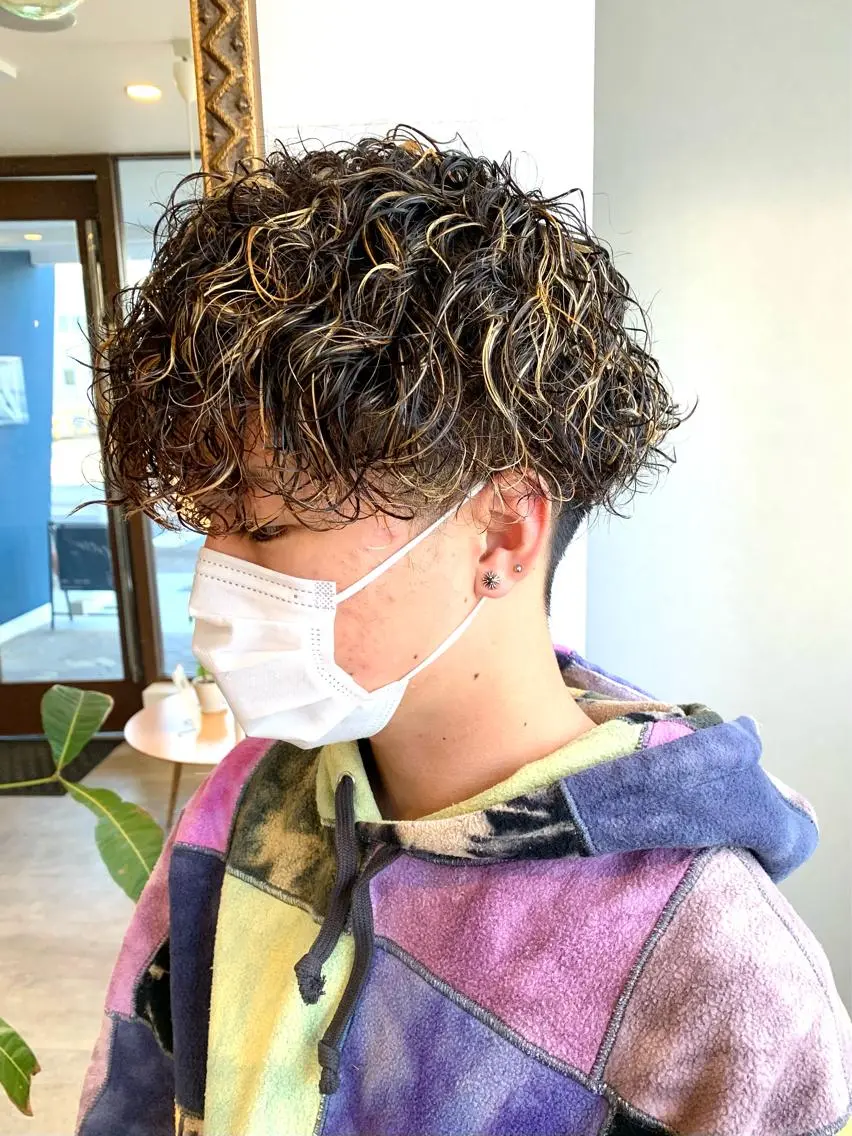 ショート カラー パーマ ヘアアレンジ メンズ メンズハイライト メンズメッシュ メンズパーマ プードルパーマ 波巻きパーマ メンズパーマ職人 加藤 弘貴のヘアスタイル
