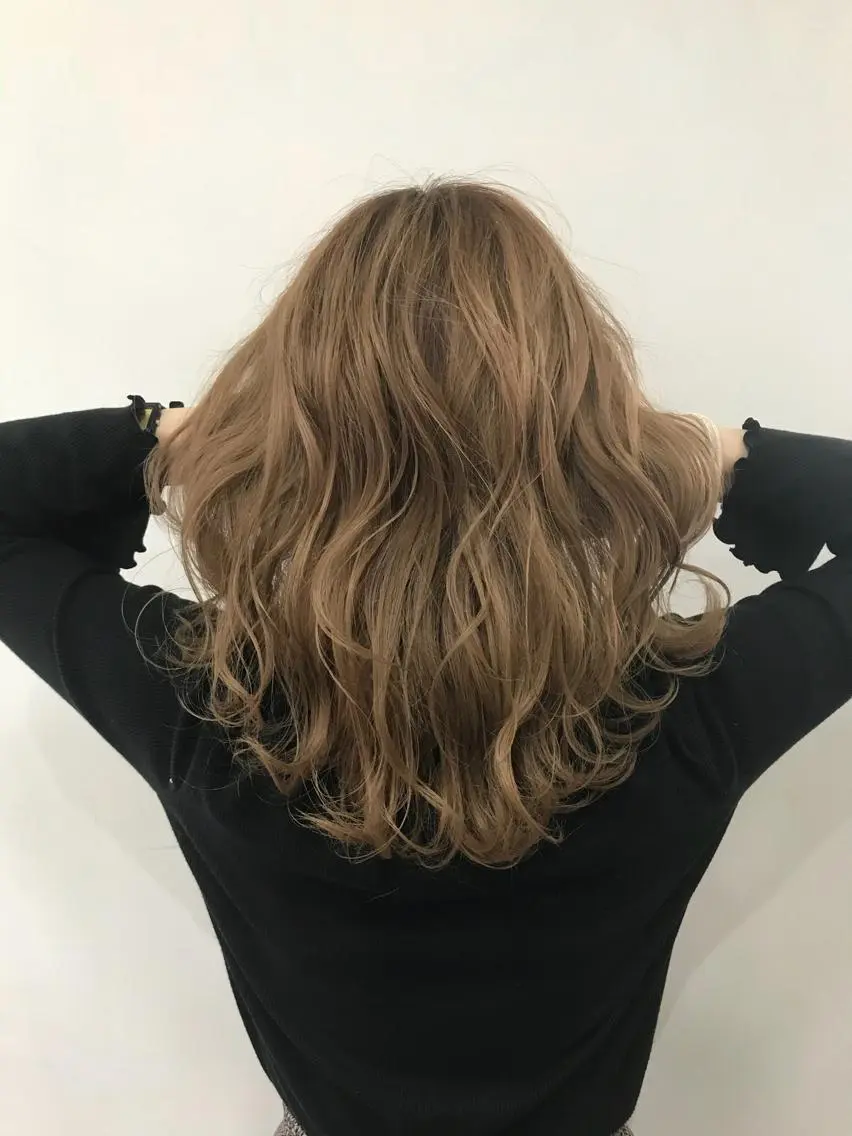 ロング カラー アッシュ ベージュカラー ブリーチ ヘアカラー トリートメント レイヤー/顔周り /AKARIのヘアスタイル