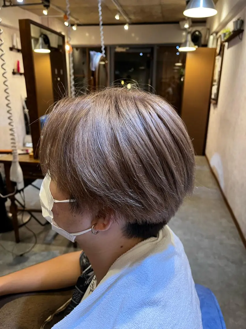 ショート カラー メンズ メンズブリーチ マッシュ 刈り上げ ベージュカラー ブリーチ 佐藤槙哉 サトウシンヤのヘアスタイル
