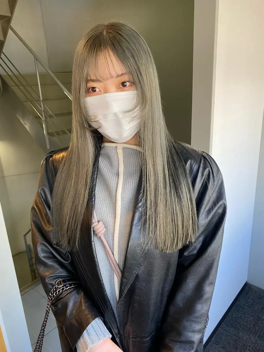 ロング カラー パーマ ヘアアレンジ ブリーチ グレージュ オリーブグレージュ オリーブグレー 顔まわりレイヤー デザインカラー/ボブ ブリーチカラー/ユリのヘアスタイル