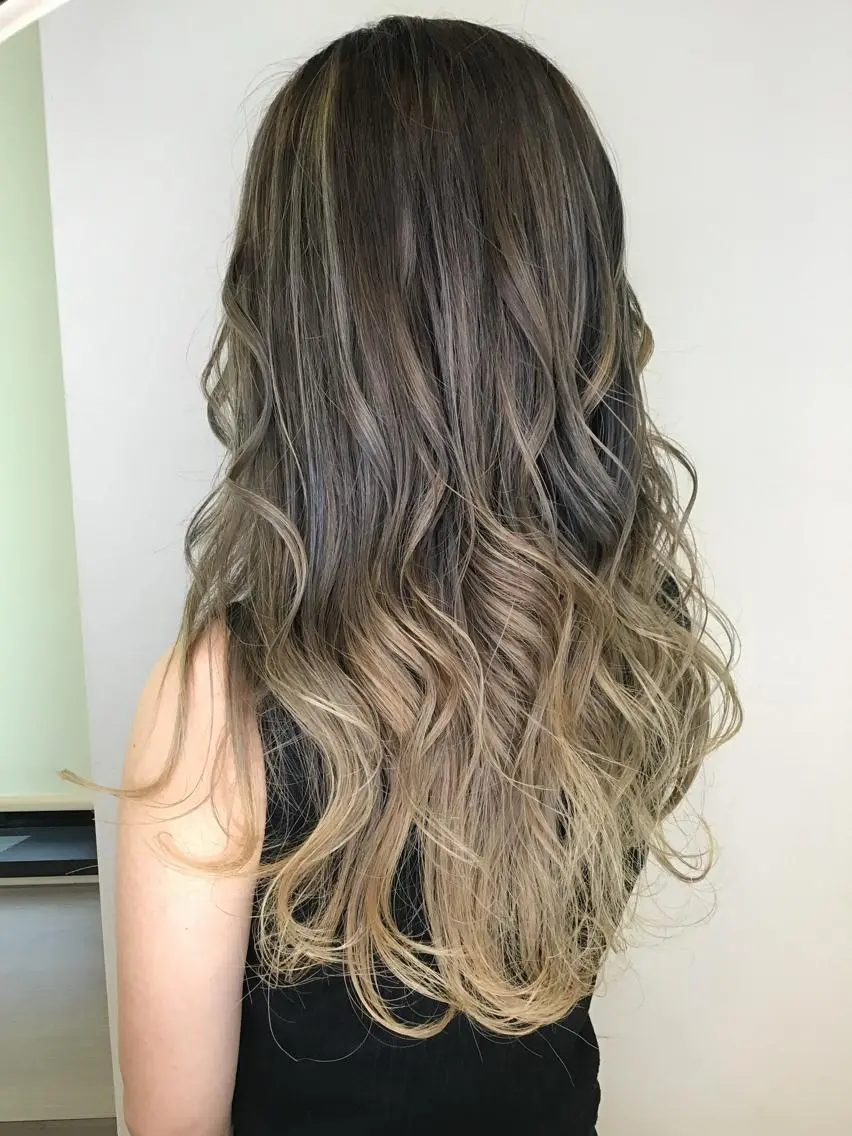 カラー ベージュカラー グラデーションカラー ハイライトカラー 朝倉 美月のヘアスタイル