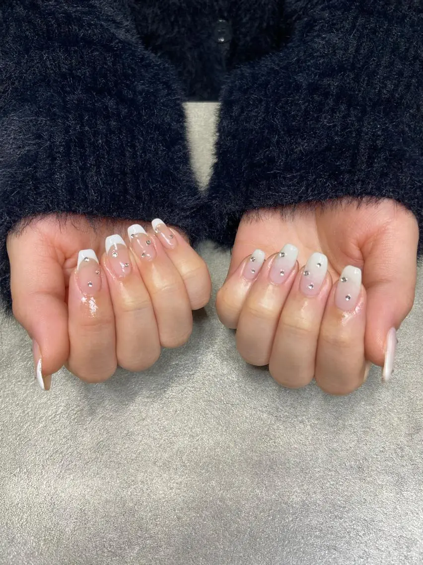 ネイル フレンチネイル グラデーション 韓国ネイル ストーンネイル ワンホンネイル salon de oct.のネイルデザイン