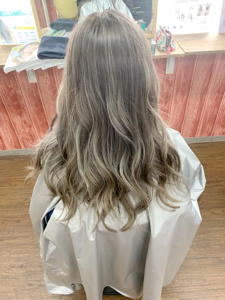 ロング カラー ハイライトカラー ハイライト ヤナ マネージャーのヘアスタイル