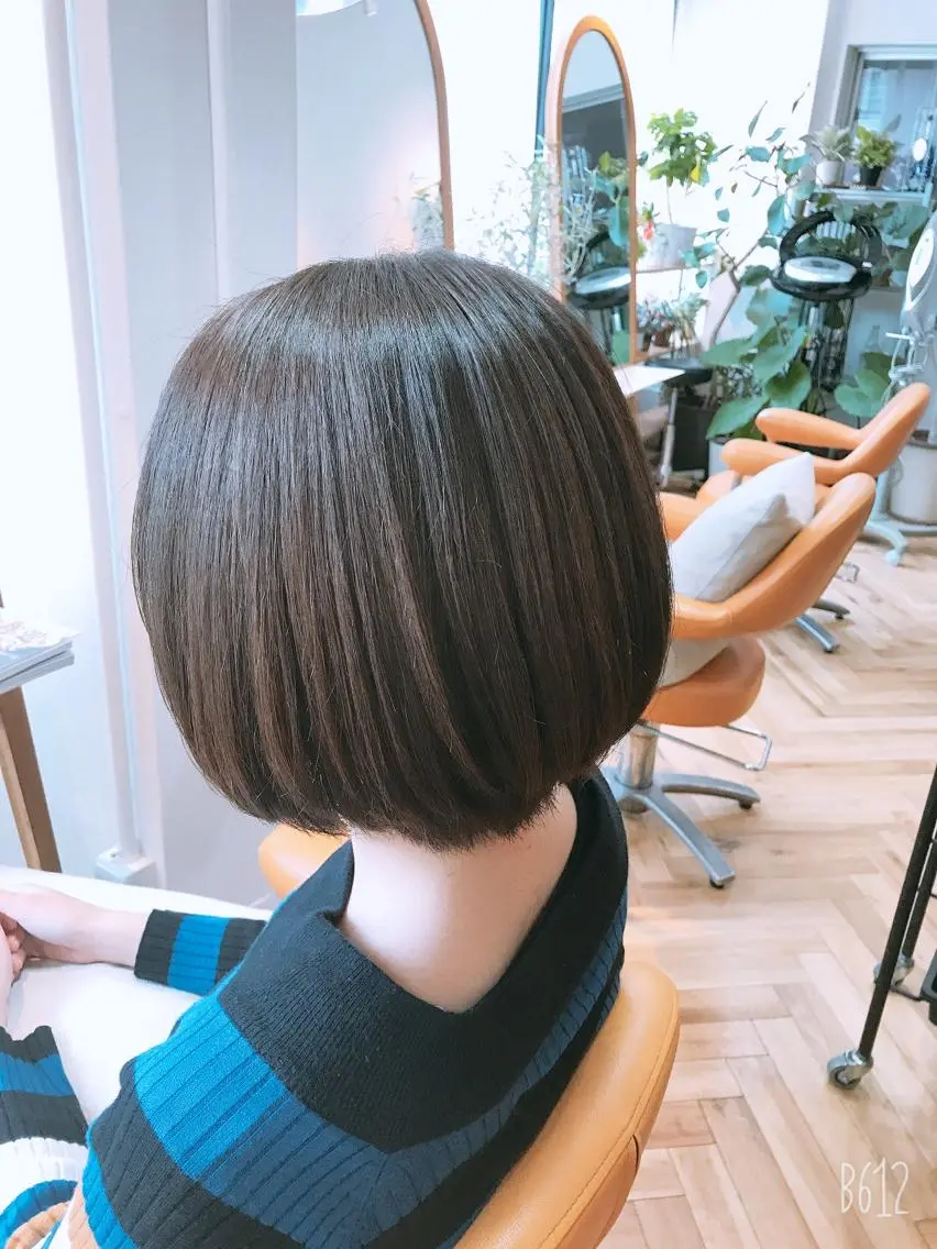 ショート カラー 前下がりボブ アッシュ アッシュグレー アッシュグレージュ グレージュ newi 天王寺 masakoのヘアスタイル