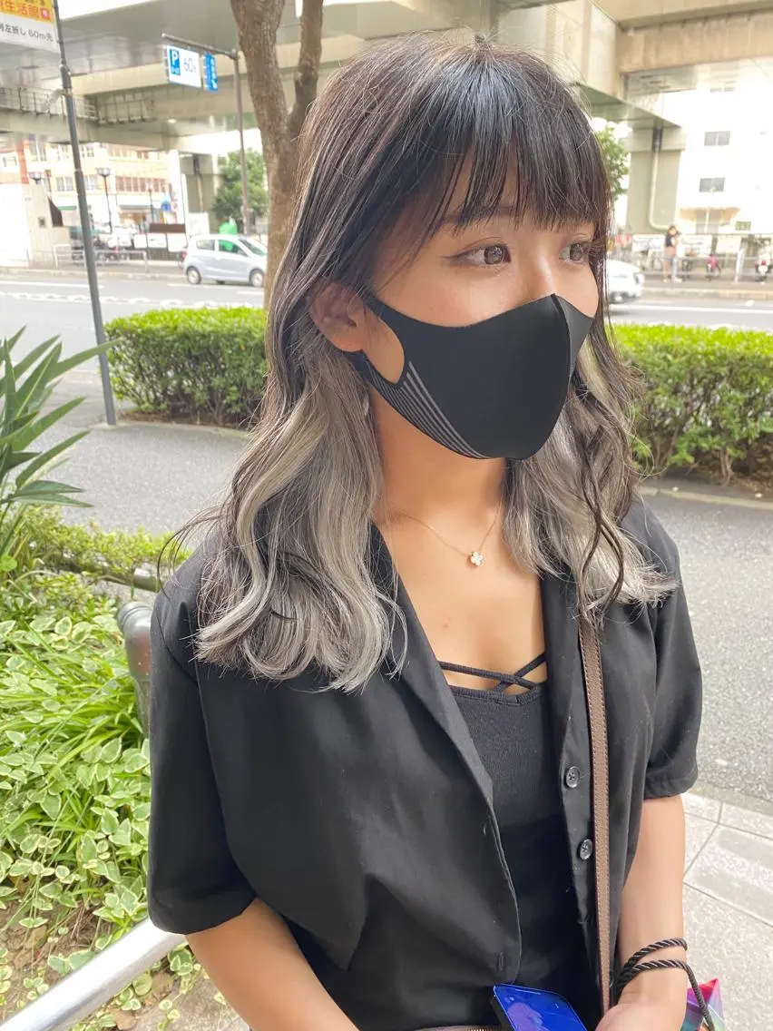 セミロング カラー バレイヤージュ ブリーチ ダブルカラー イヤリングカラー グラデーションカラー ヘアカラー モモカ/ハイトーン /バレイヤージュのヘアスタイル