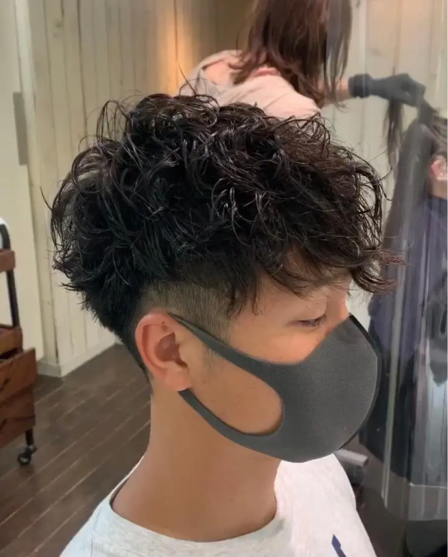 ミディアム メンズ ミディアムパーマ センターパート コンマヘア マッシュウルフ マッシュ 三矢 ちなつのヘアスタイル