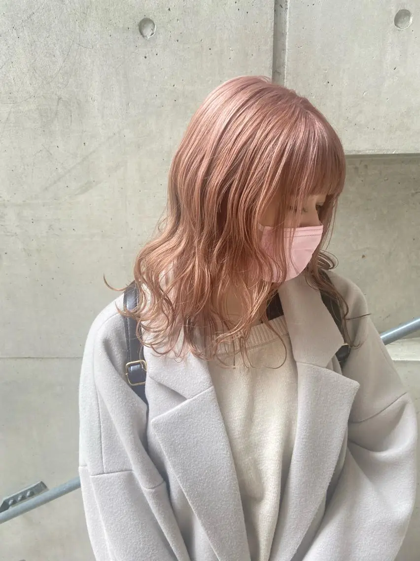 ミディアム なつめ🐶ショート ベージュカラーのヘアスタイル