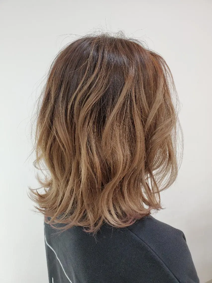 セミロング レイヤーカット 外ハネヘア 倉持 龍歩のヘアスタイル