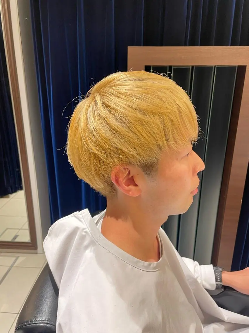 ショート カラー メンズ マッシュ ブロンド ヘアカラー 岡崎 隆晟のヘアスタイル