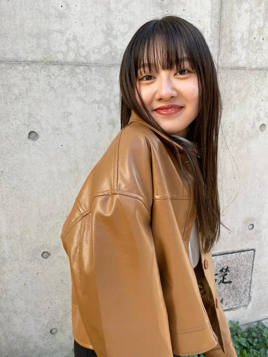ロング 顔まわりレイヤー デザインカットのヘアスタイル