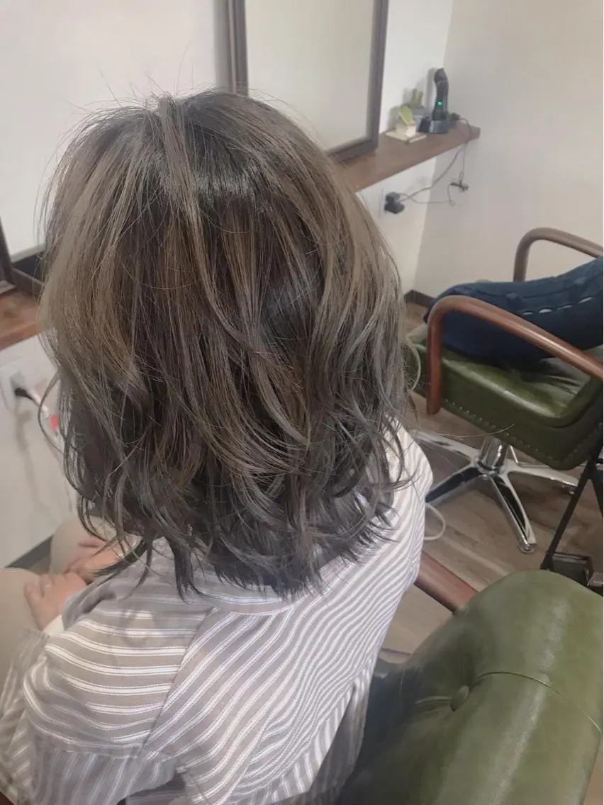 ミディアム カラー バレイヤージュ グレージュ レイヤーカット カット ヘアカラー トリートメント Rug Relief 吉田のヘアスタイル