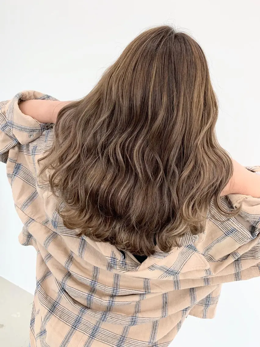 セミロング ハイライト 山田 絵里菜のヘアスタイル